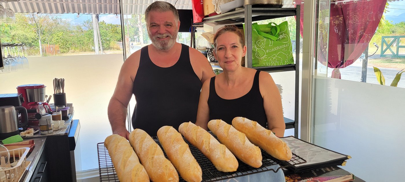 Caroline et le chef avec des baguettes au levain fraîchement sorties du four